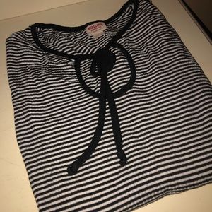 Keyhole front bell sleeve top